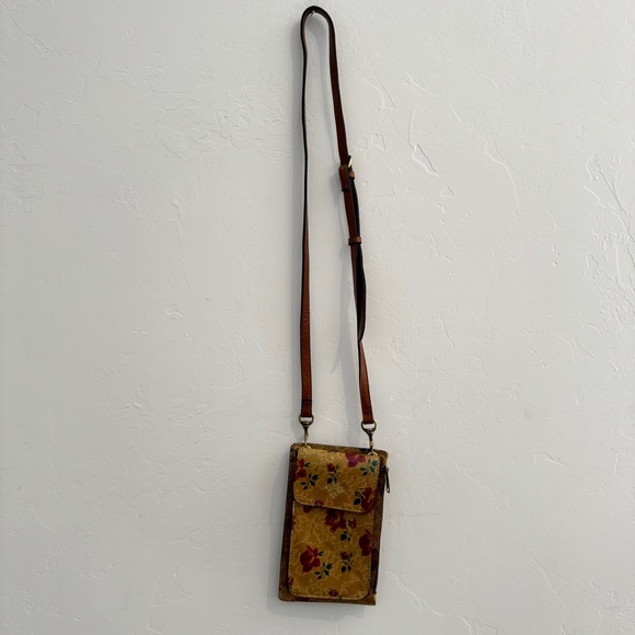 Patricia Nash Chiavella Phone Crossbody Floral - Picture 2 of 7
